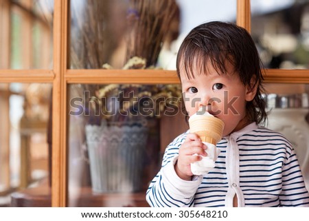 ice cream eating child little girl