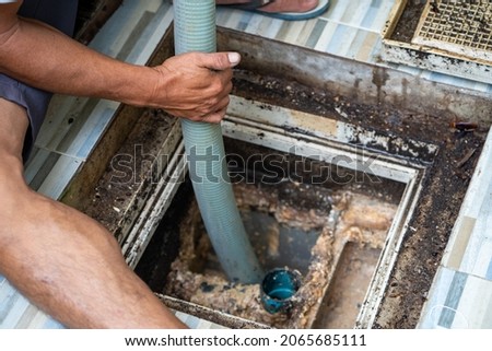 Man Emptying household septic tank. Cleaning and unblocking clogged drain at home.
 Foto stock © 