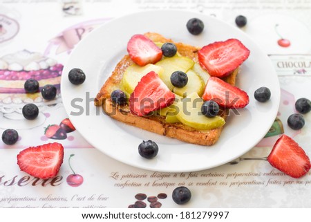 French toasts with strawberries, blackberries and roasted apples