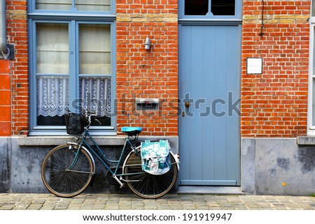 The classic view of bike and wall