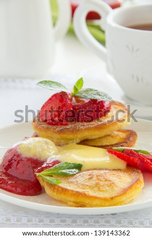 Pancakes with strawberries, strawberry sorbet and vanilla sauce.