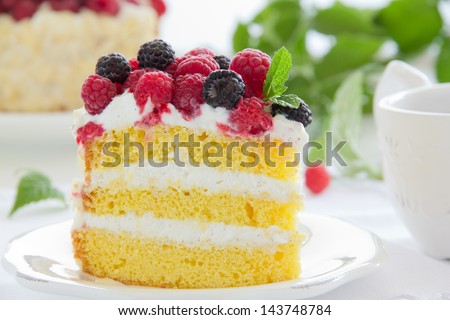 Sponge cake with cream and raspberries.