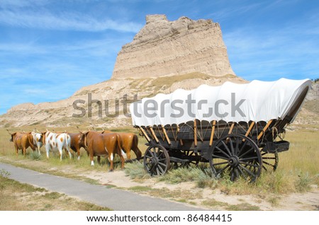 historic covered wagon and oxen next to Scotts Bluff National Monument