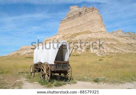 historic covered wagon in front of Scotts Bluff National Monument