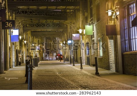 dark alley - Stock Image. London traditional old stone paved road at night