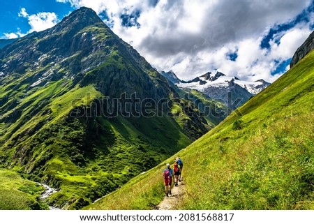 Hiking Group In Valley Of Umbalfaelle On Grossvenediger With View To Mountain Roetspitze In Nationalpark Hohe Tauern In Tirol In Austria Stock foto © 