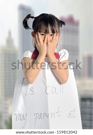 asian little girl get lost with parent information contact in city background