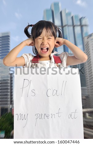 asian little girl get lost with parent information contact in city background