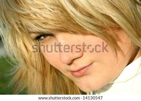Blonde glam woman with a lion haircut