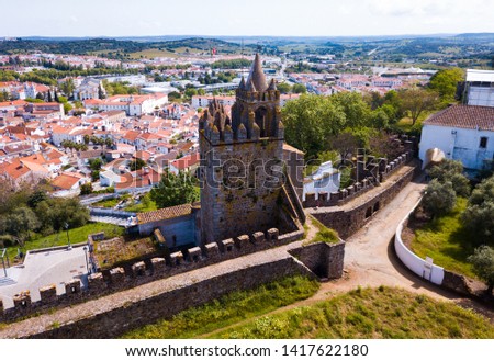 Aerial view of ruins of Montemor-o-Novo castle towering over settlement he once defended, Portugal Foto stock © 