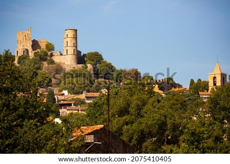 Scenic view of ruins of ancient fortified castle of Grimaud on hill dominating residential houses of village on sunny autumn day, Var department, France Imagine de stoc © 