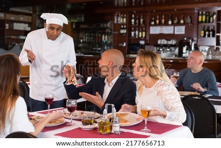 Upset couple complaining to chef about pizza quality in restaurant Stock foto © 