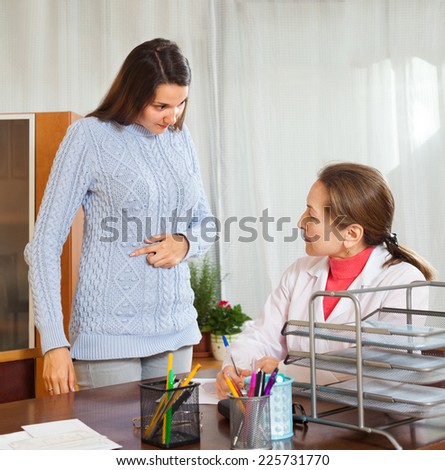 patient talking the doctor about the symptoms of her disease