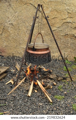 Kettle over the fire and smoky, delicious mushroom goulash inside