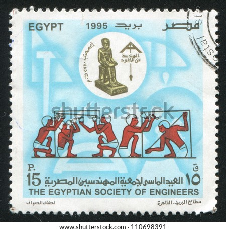 EGYPT - CIRCA 1995: stamp printed by Egypt, shows Workers, Statue, circa 1995