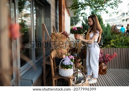 Similar – Foto Bild Frau wählt Pflanzen für den Garten auf dem Blumenmarkt