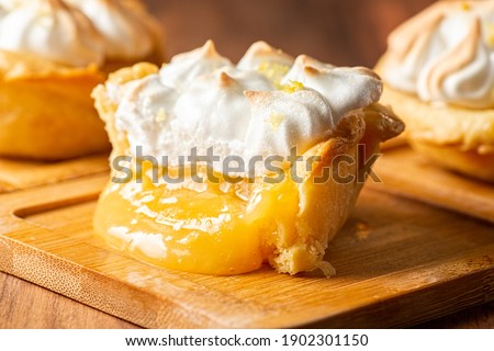 Mouth-watering fresh baked Lemon Meringue Tart Foto d'archivio © 
