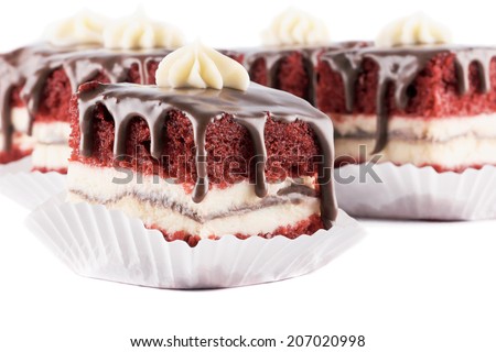 Cakes with vanilla cream, covered with chocolate glaze and whipped cream. Developed artesanal.