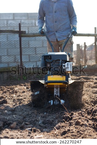 the Garden tiller to work, walk-behind tractor