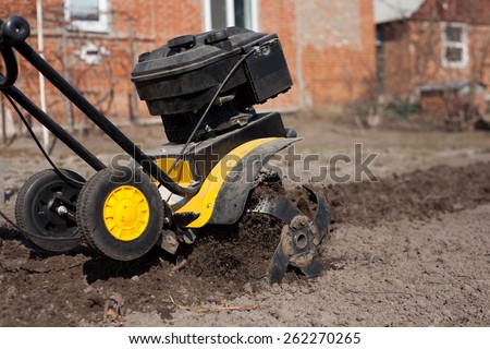 the Garden tiller to work, walk-behind tractor