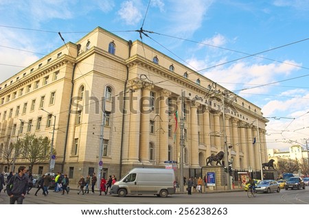 SOFIA, BULGARIA, NOVEMBER 14, 2014: people are passing by next to the court of justice in sofia.