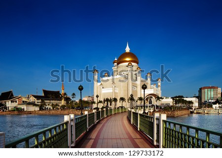 BANDAR SERI BEGAWAN,BRUNEI-FEB 3:The center piece of Brunei\'s capital Bandar Seri Begawan is Sultan Omar Ali Saifuddien Mosque on Feb 3, 2013 in Bdr S.B.Forbes ranks Brunei as the fifth richest nation