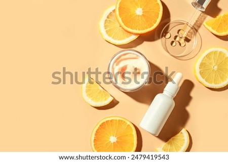 Foto Bild Vitamin C Serum Flasche mit Tropfer auf weißem Marmor Hintergrund