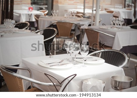 white tablecloth and empty glasses in restaurant