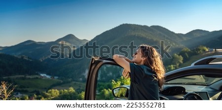 Foto Bild Junge schöne Frau fährt ein Auto. Reise-Konzept. Blick von innen. Weg der Bäume Straße