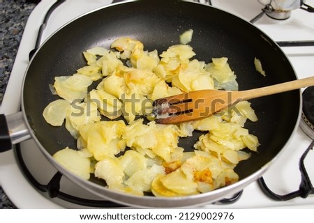 Concept of preparing an traditional spanish omelette Foto stock © 