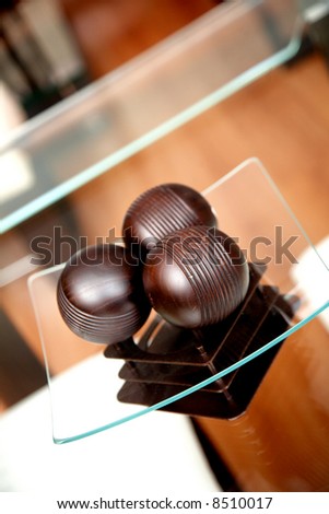 modern wooden balls as a center piece on a glass dining table