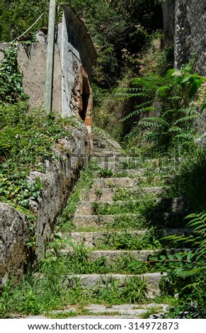 The old trail from Amalfi to Pontone consists in over a mile of steps uplhill