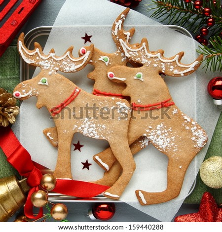 Homemade christmas elk-shaped cookies with christmas decoration.