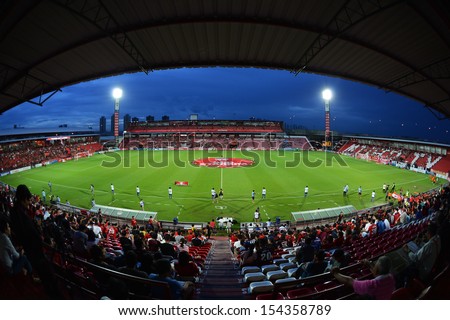 BANGKOK,THAILAND-SEP 14:The competition football Thai Premier League 2013 between Muangthong United and TOTSC at SCG stadium on Sep 14,2013 in Thailand.