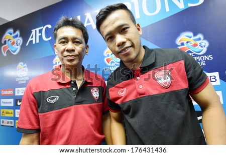 NONTHABURI-FEB7,2014:Datsakorn Thonglao (R) player of MTUTD poses during press conference AFC Champions League 2014 between MTUTD and Hanoi  at Chonburi Stadium on February7,2014 in Thailand