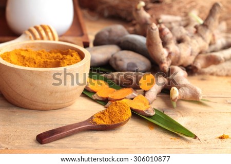 Phlai herb, Cassumunar ginger both fresh and as a powder for the skin scrub