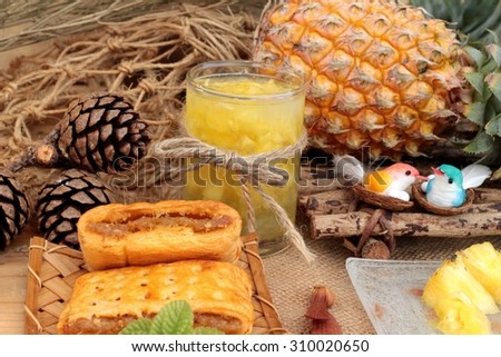 Pineapple juice and fresh pineapple with bread baked with pineapple
