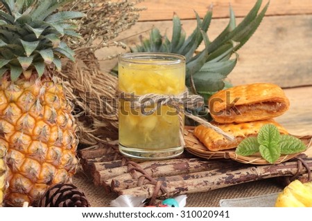 Pineapple juice and fresh pineapple with bread baked with pineapple