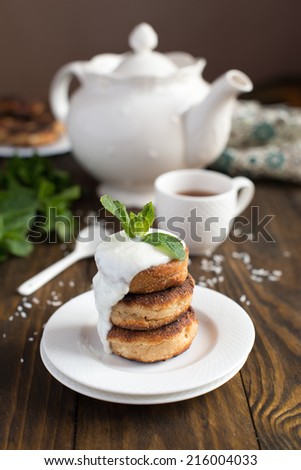 Cottage cheese pancakes with coconut and yoghurt