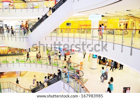 BANGKOK - MARCH 04: Central World shopping plaza on March 04, 2013 in Bangkok. It\'s the third largest shopping complex in the world. Central World has 550,000 square metres of shopping mall