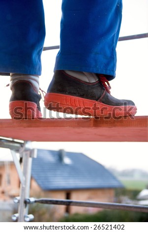 Craftsmen in the blue man balanced on a scaffolding