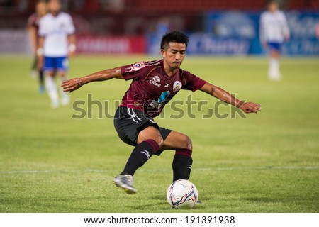 PATHUMTHANI THAILAND-MAY05:Tana Chanabut(Crimson)of Police Utd.contols the ball during a Thai Premier League match between Police Utd. & Songkhla Utd.at Thammasat Stadium on May 05,2014,Thailand