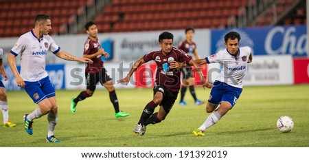 PATHUMTHANI THAILAND-MAY05:Tana Chanabut (Crimson)of Police Utd.compete for the ball during Thai Premier League match between Police Utd. & Songkhla Utd.at Thammasat Stadium on May 05,2014,Thailand