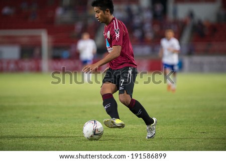 PATHUMTHANI THAILAND-MAY 05:Tana Chanabut(Crimson)of Police Utd.contols the ball during a Thai Premier League match between Police Utd.and Songkhla Utd.at Thammasat Stadium on May 05,2014,Thailand