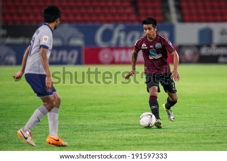 PATHUMTHANI THAILAND-MAY 05:Tana Chanabut(Crimson)of Police Utd.runs for the ball during Thai Premier League match between Police Utd.and Songkhla Utd.at Thammasat Stadium on May 05,2014,Thailand