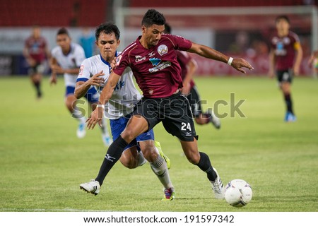 PATHUMTHANI THAILAND-MAY 05:Michael Murcy(Crimson)of Police Utd.for the ball during Thai Premier League match between Police Utd.and Songkhla Utd.at Thammasat Stadium on May 05,2014,Thailand