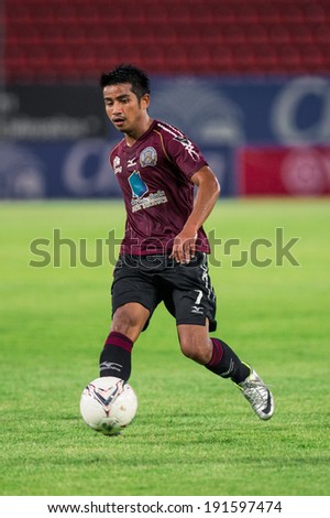 PATHUMTHANI THAILAND-MAY 05:Tana Chanabut(Crimson)of Police Utd.run with the ball during  Thai Premier League match between Police Utd.and Songkhla Utd.at Thammasat Stadium on May 05,2014,Thailand