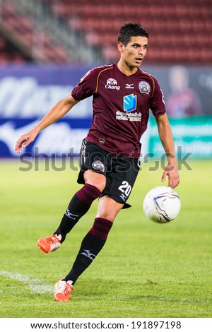 PATHUMTHANI THAILAND-MAY 05:Sergio Suarez of Police Utd.the ball during the  Thai Premier League match between Police Utd.and Songkhla Utd.at Thammasat Stadium on May 05,2014,Thailand