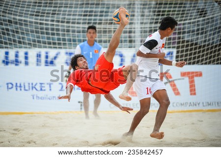PHUKET THAI-NOV19:AL ARAIMI Mandhar Hilal Hamed(R)of Oman kicks the ball during the Beach Soccer match between Oman and Vietnam the 2014 Asian Beach Games at Saphan Hin on November19,2014 in Thailand
