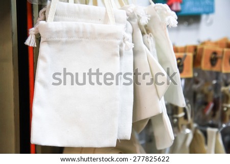 hang the white cotton bag on the market